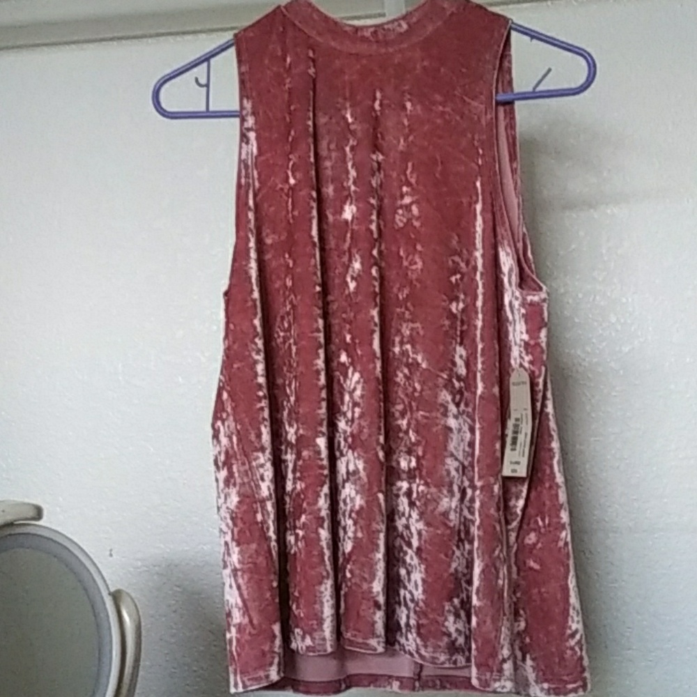 Suave modern arm showing tank top
